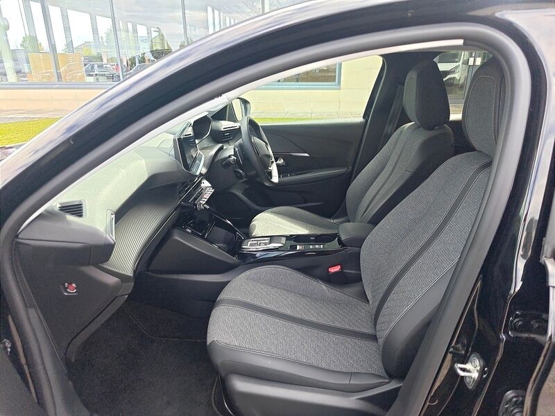 More views of Peugeot 208