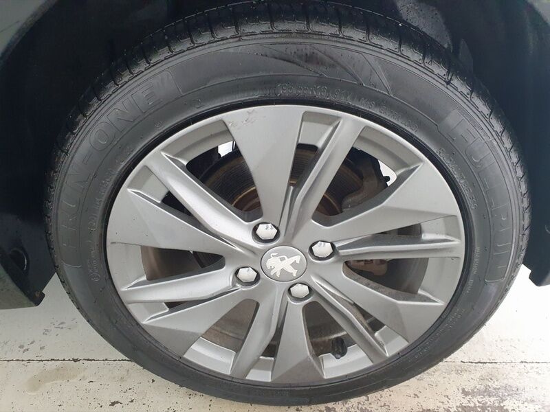 More views of Peugeot 208