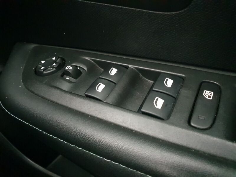 More views of Peugeot 208