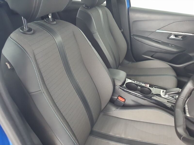 More views of Peugeot 208