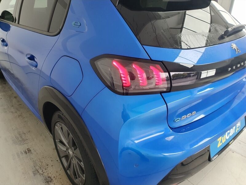 More views of Peugeot 208