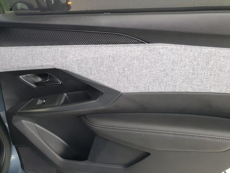 More views of Peugeot 5008