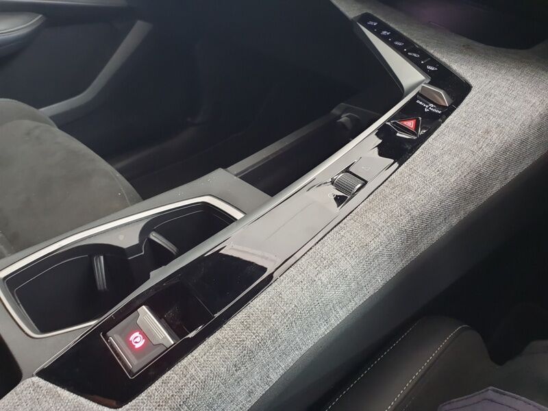 More views of Peugeot 5008
