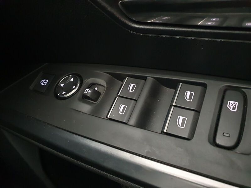 More views of Peugeot 5008