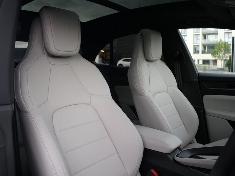 More views of Porsche Macan
