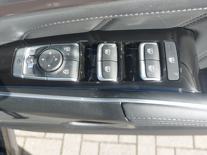 More views of Kia Sorento