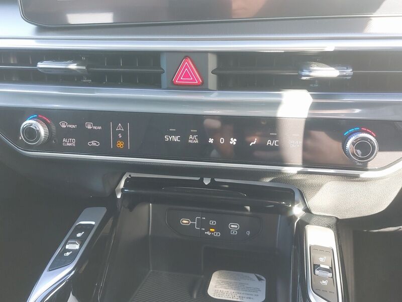 More views of Kia Sorento