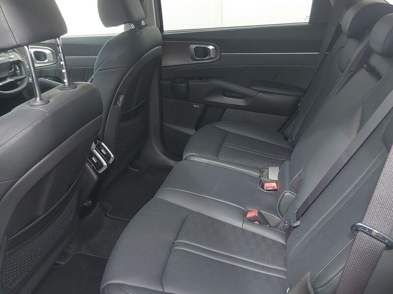 More views of Kia Sorento
