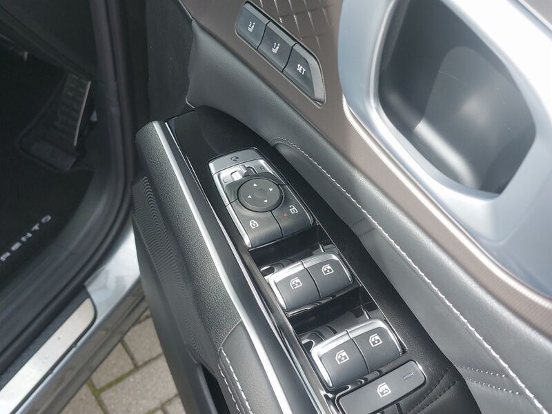 More views of Kia Sorento