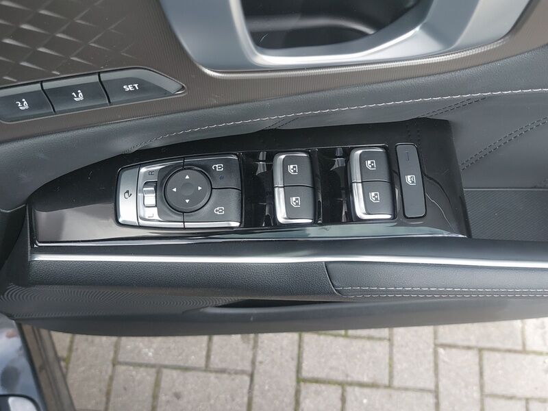 More views of Kia Sorento