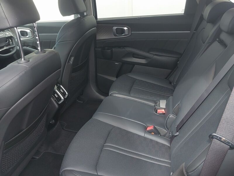 More views of Kia Sorento
