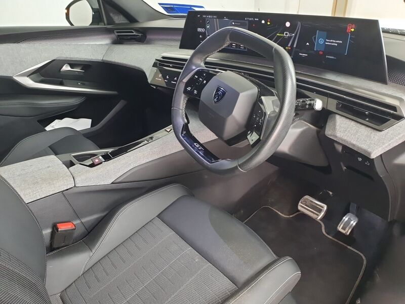 More views of Peugeot 5008