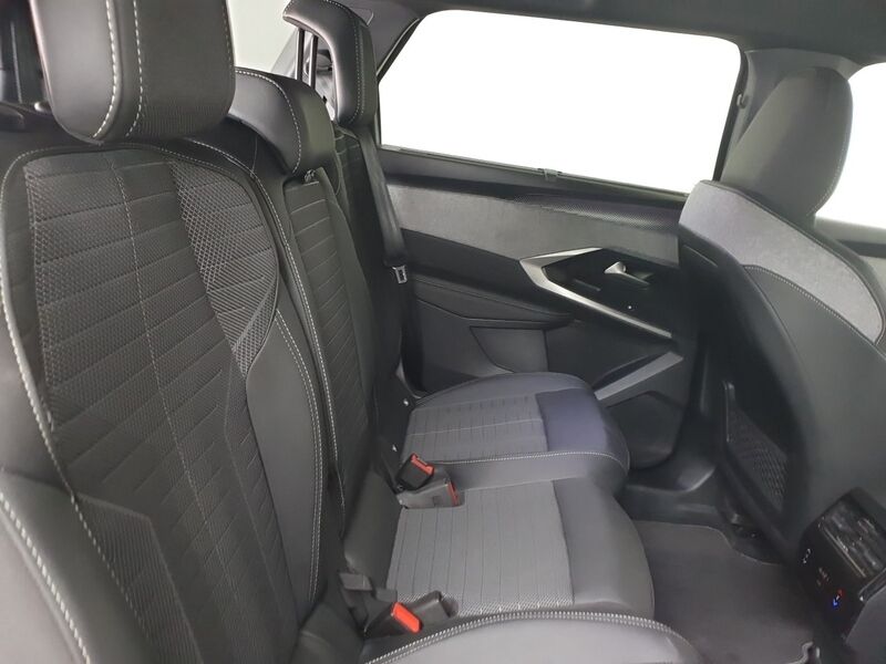 More views of Peugeot 5008