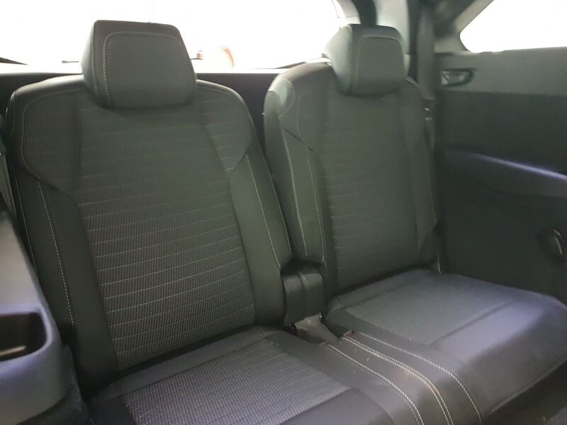 More views of Peugeot 5008
