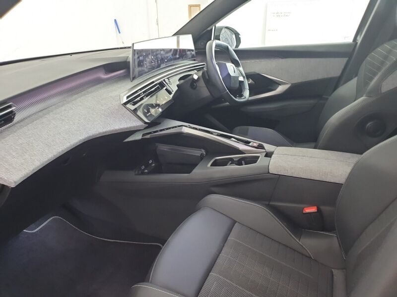 More views of Peugeot 5008