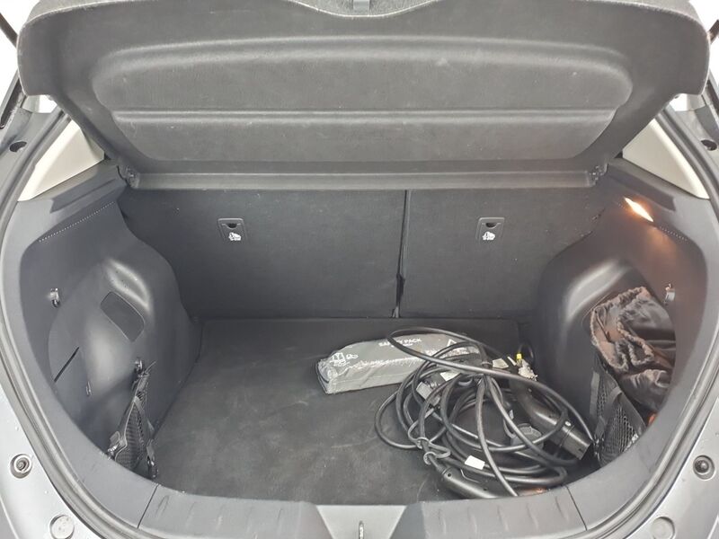 More views of Nissan Leaf