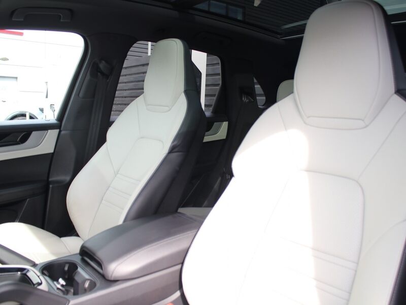 More views of Porsche Cayenne