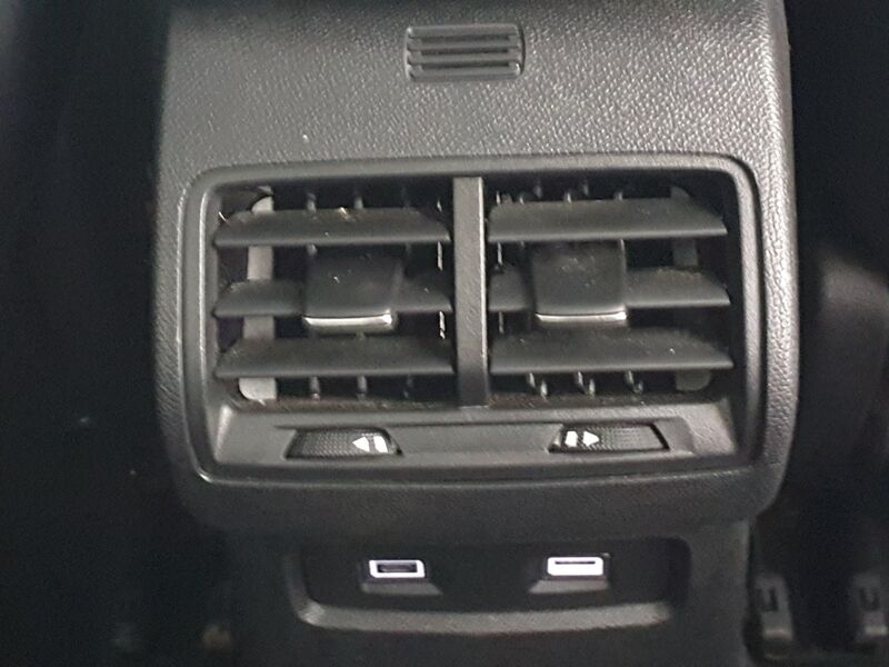 More views of Citroen e-C4 X