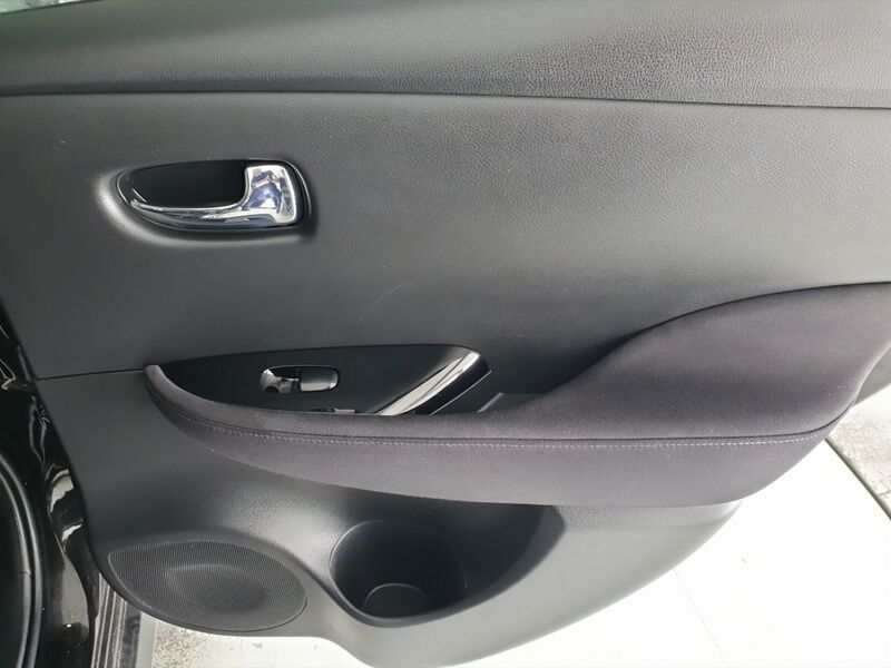 More views of Nissan Leaf