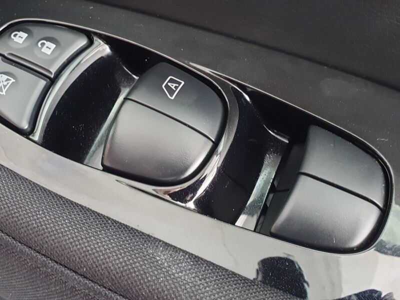 More views of Nissan Leaf