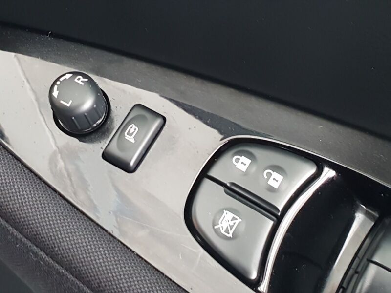 More views of Nissan Leaf