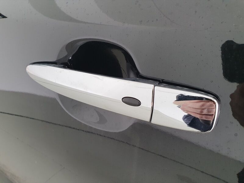 More views of Nissan Leaf