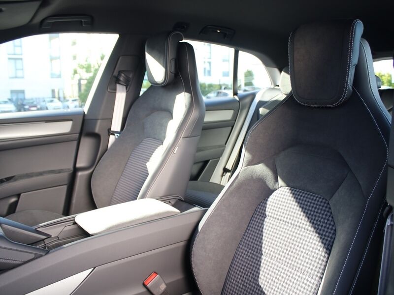 More views of Porsche Cayenne