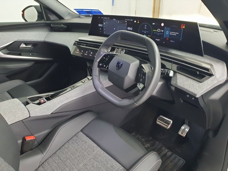More views of Peugeot 5008