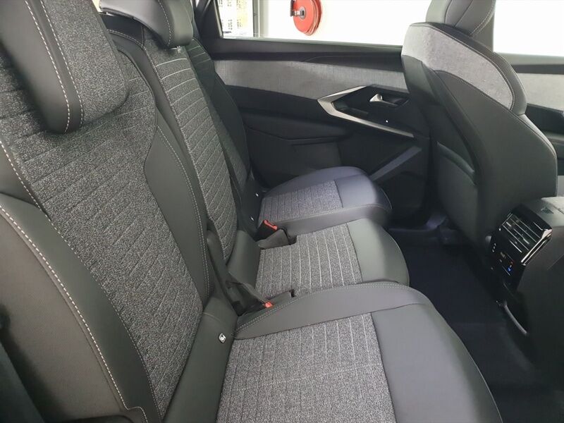 More views of Peugeot 5008