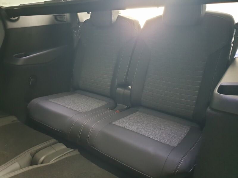 More views of Peugeot 5008