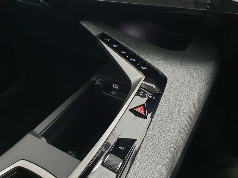 More views of Peugeot 5008