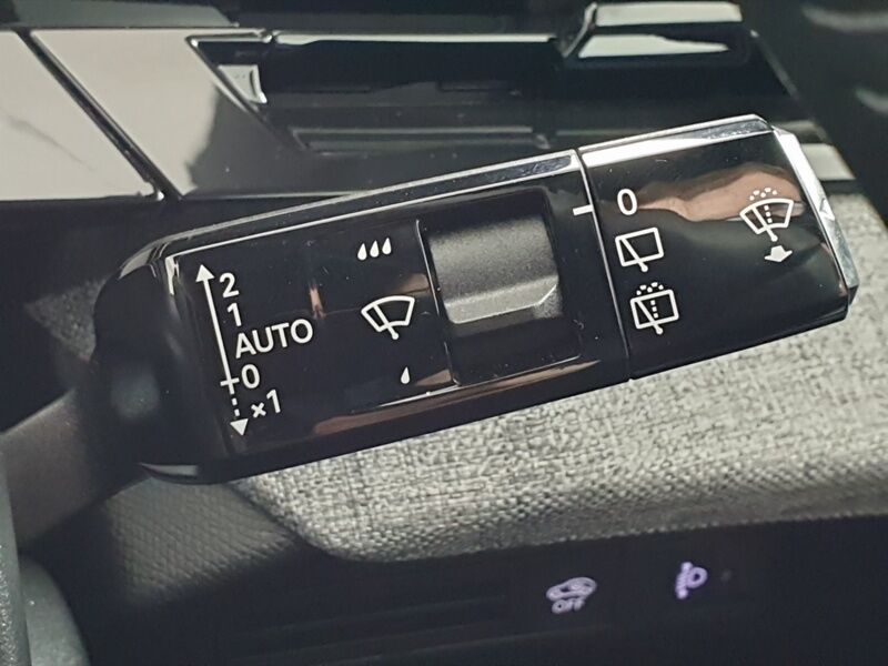 More views of Peugeot 5008