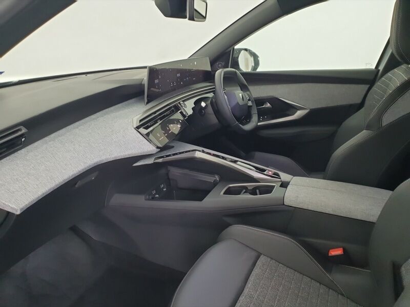 More views of Peugeot 5008