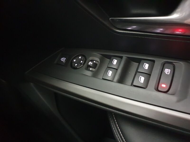 More views of Peugeot 3008